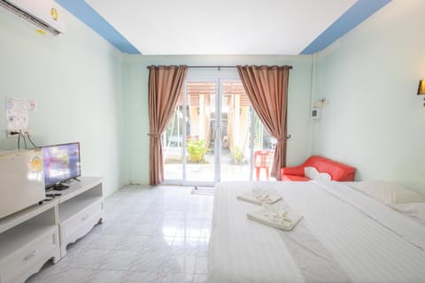 Bed, Bathroom, Photo of the whole room, River view, towels, wardrobe, air conditioner
