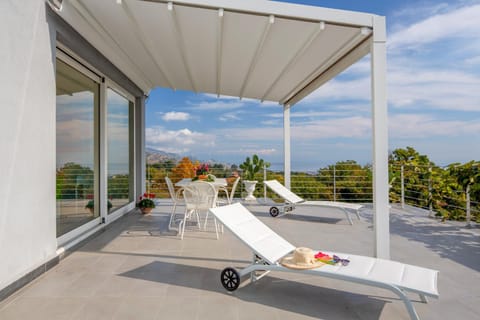 Property building, Balcony/Terrace, Photo of the whole room