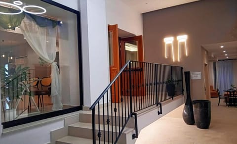 Restaurant/places to eat, elevator