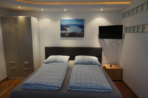 Bed, Photo of the whole room, Decorative detail, Bedroom