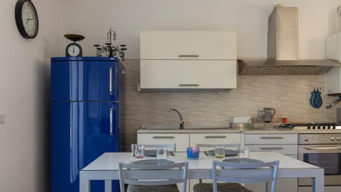 Kitchen or kitchenette, Dining area, oven