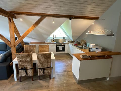 Coffee/tea facilities, Kitchen or kitchenette, Dining area, dishwasher, minibar, stove, toaster