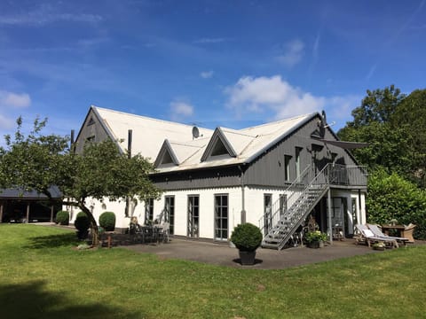 Property building, Facade/entrance, Garden, Garden view