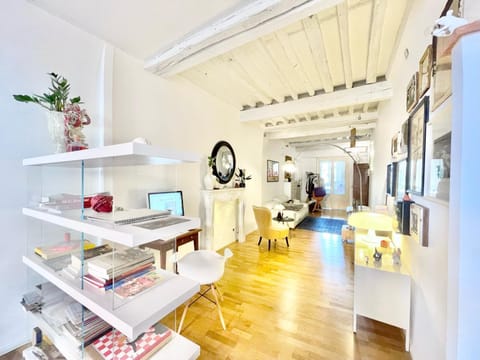TV and multimedia, Living room, Seating area, fireplace, hair dresser, air conditioner