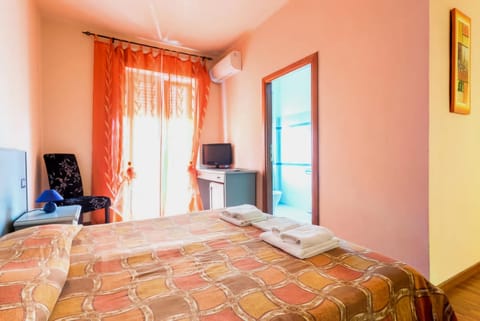 TV and multimedia, Photo of the whole room, Bedroom, towels