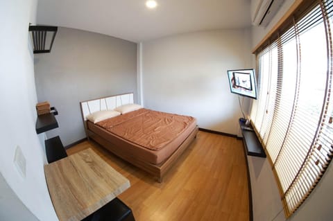 Bed, TV and multimedia, Photo of the whole room, Bedroom