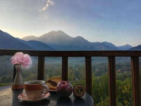 View (from property/room), Balcony/Terrace, Food and drinks, Mountain view, Breakfast