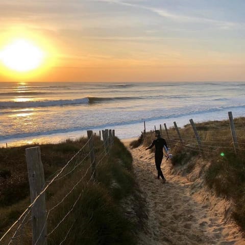 Nearby landmark, Neighbourhood, Natural landscape, Beach, Sunset