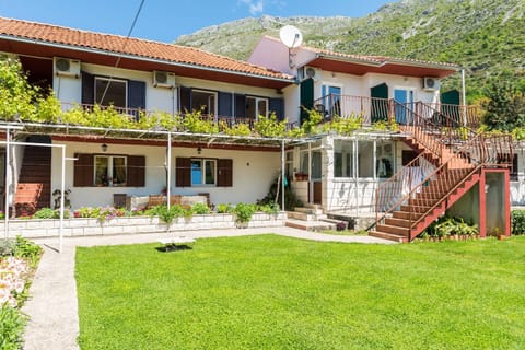 Facade/entrance, Garden, Balcony/Terrace
