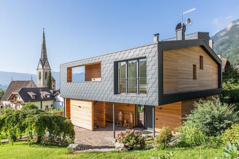 Facade/entrance, City view, Landmark view, Mountain view