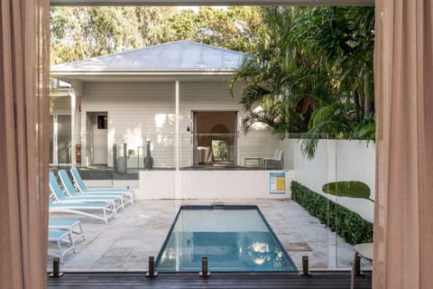 Patio, Swimming pool, sunbed