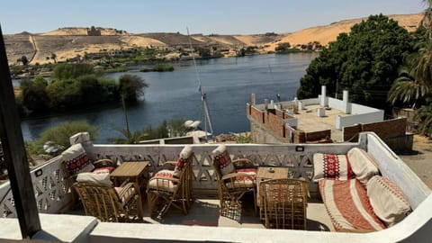 Natural landscape, View (from property/room), Balcony/Terrace, Balcony/Terrace, Seating area, Dining area, Mountain view, River view