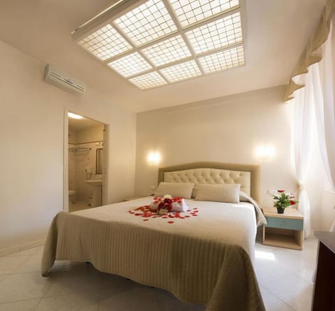 Bed, Bedroom, Breakfast, Inner courtyard view