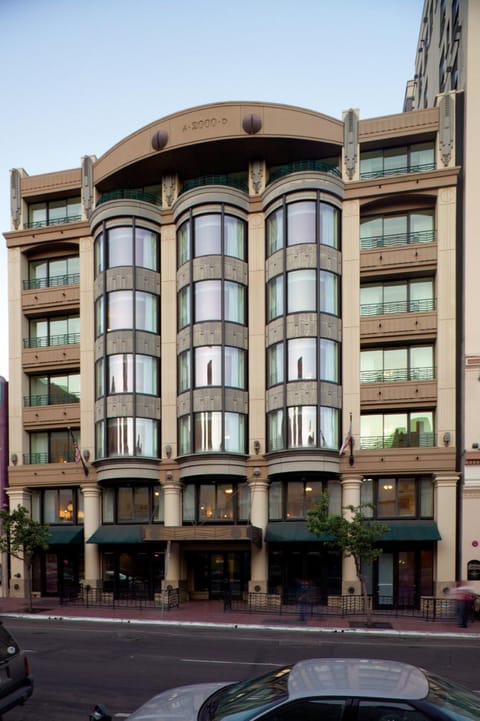 Club Wyndham Harbour Lights Resort in Gaslamp Quarter