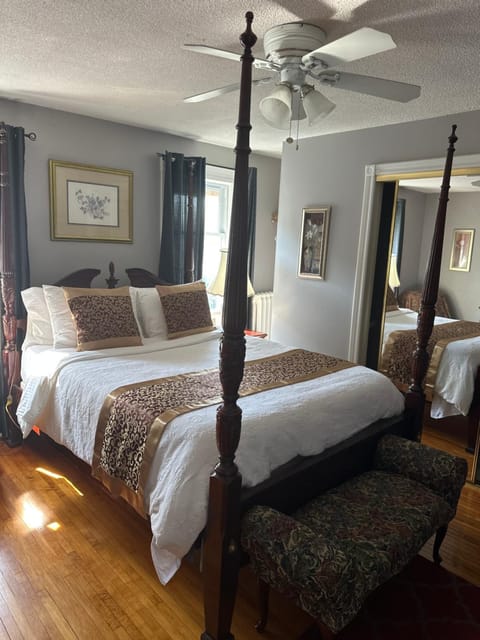 Blue Gables Bed and Breakfast Bed and Breakfast in Niagara Falls