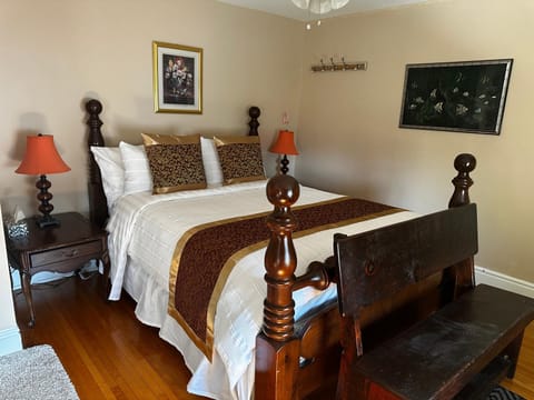 Blue Gables Bed and Breakfast Bed and Breakfast in Niagara Falls
