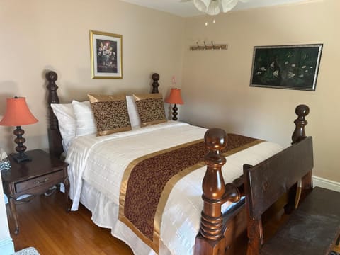 Blue Gables Bed and Breakfast Bed and Breakfast in Niagara Falls