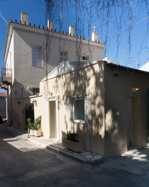 Facade/entrance, Neighbourhood, On site