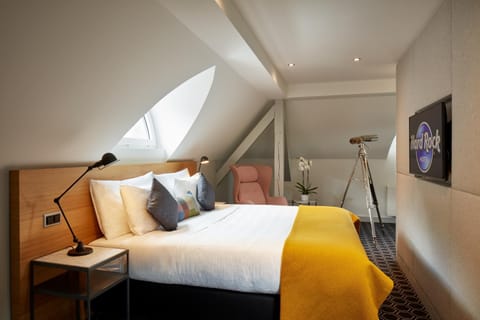 Bed, TV and multimedia, Bedroom