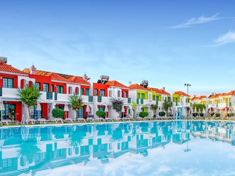Day, Pool view, Swimming pool, sunbed