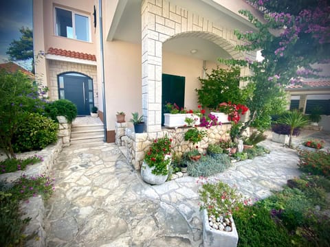 Property building, Facade/entrance, Garden view, Internal: Not applicable to any particular room