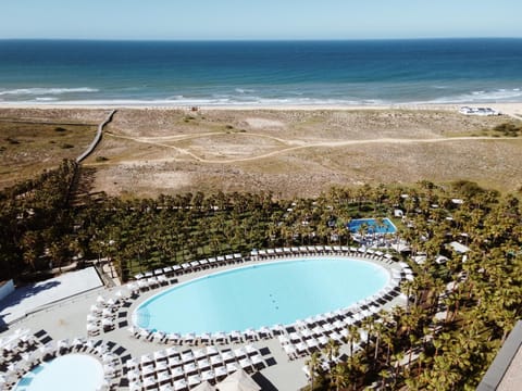 Property building, Off site, Natural landscape, Bird's eye view, Beach, Pool view, Sea view, Area and facilities, Swimming pool