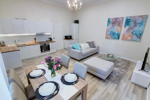 Communal lounge/ TV room, Coffee/tea facilities, Kitchen or kitchenette, Living room, Seating area, Dining area, minibar, pet friendly, stove, toaster