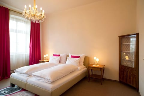 Bed, Other, Photo of the whole room, Decorative detail, Bedroom