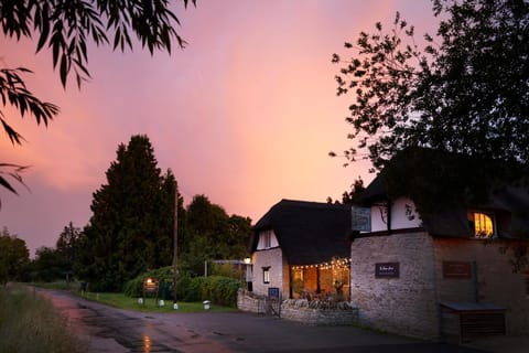 Property building, Restaurant/places to eat, Neighbourhood, Natural landscape, Street view, Sunset