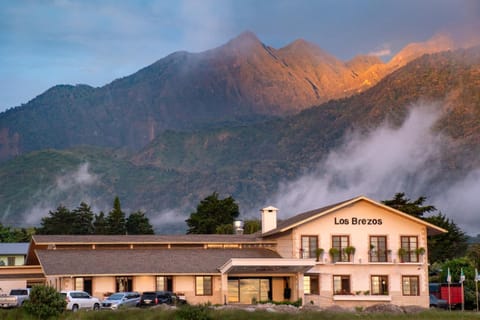 Property building, Neighbourhood, Mountain view