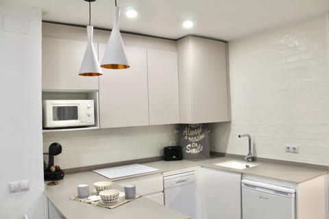 Kitchen or kitchenette, dishwasher, stove