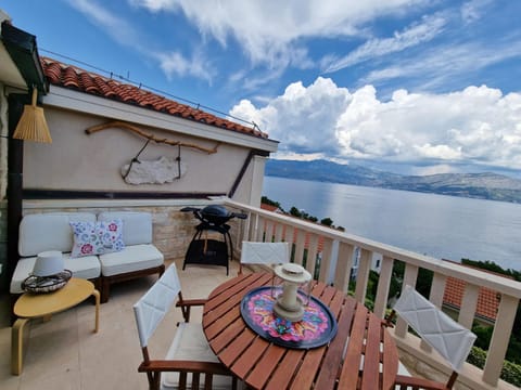 Property building, Natural landscape, Balcony/Terrace, Dining area, Mountain view