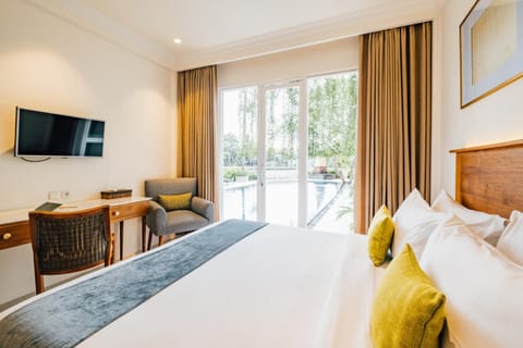 TV and multimedia, Bedroom, Pool view, Pool view, Swimming pool