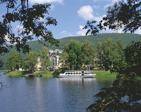 Facade/entrance, Natural landscape, Garden, Balcony/Terrace, Beach, Beach, Lake view