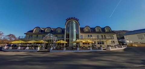 Property building, Facade/entrance, Balcony/Terrace, On site