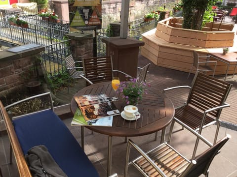 Restaurant/places to eat, Garden, Balcony/Terrace