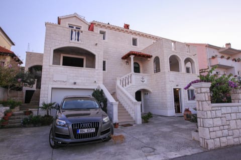 Property building, Facade/entrance, Garden, View (from property/room), Balcony/Terrace, Other, Decorative detail, Street view, Area and facilities