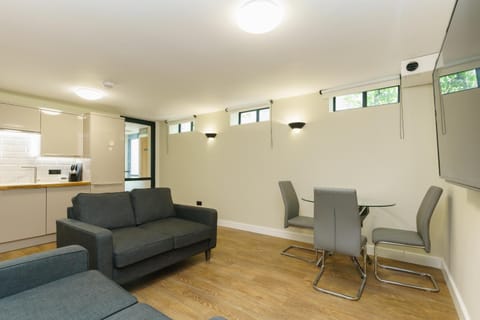 TV and multimedia, Living room, Seating area, Dining area