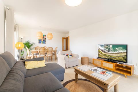 Communal lounge/ TV room, Communal lounge/ TV room, TV and multimedia, Living room, Seating area, Evening entertainment