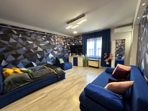 Bed, TV and multimedia, Photo of the whole room, Seating area, Bedroom, air conditioner