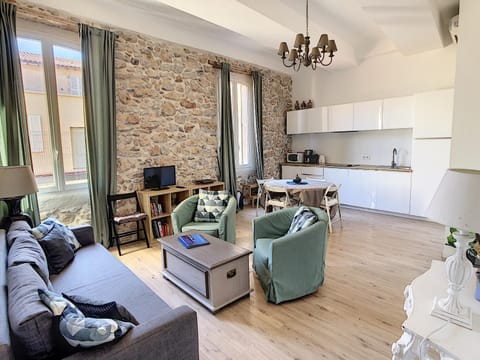 Kitchen or kitchenette, Living room