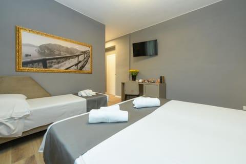 Bed, TV and multimedia, Photo of the whole room, Bedroom, towels