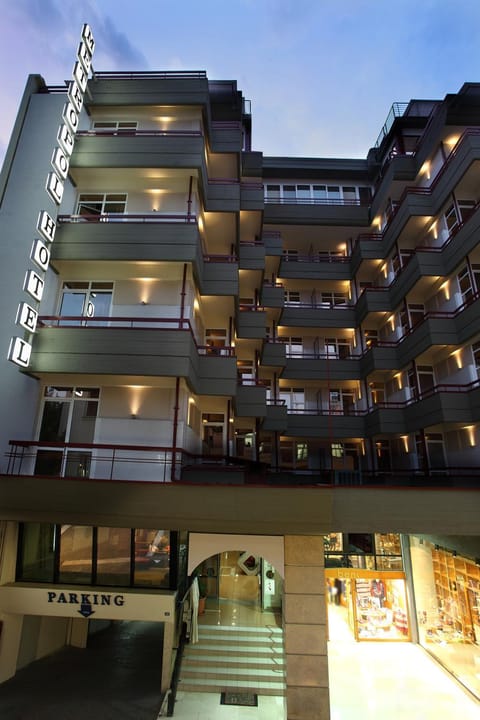 Facade/entrance