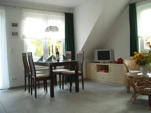 Living room, Photo of the whole room, Decorative detail, Dining area, Garden view