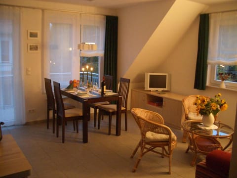 Living room, Photo of the whole room, Decorative detail, Seating area, Dining area, Garden view