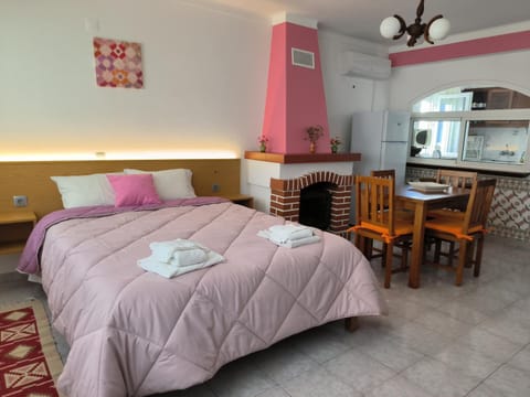 Bed, Kitchen or kitchenette, Photo of the whole room, fireplace