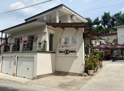 Property building, Restaurant/places to eat, Breakfast