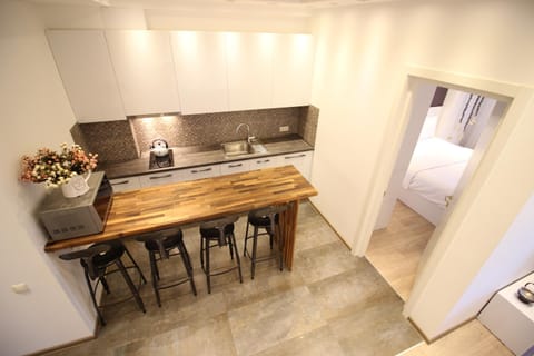 Coffee/tea facilities, Kitchen or kitchenette, Photo of the whole room, Decorative detail, Seating area