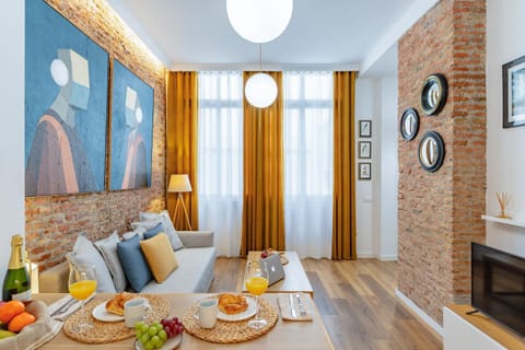 Living room, Food and drinks, Seating area, Dining area, heating, air conditioner
