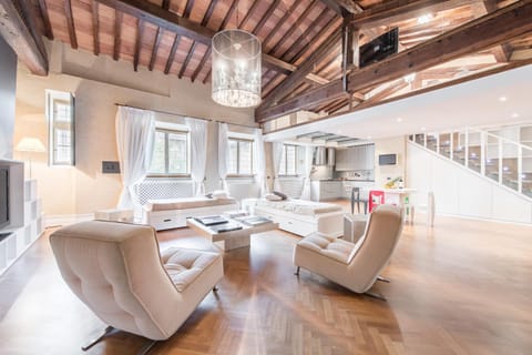TV and multimedia, Kitchen or kitchenette, Living room, Seating area, Dining area